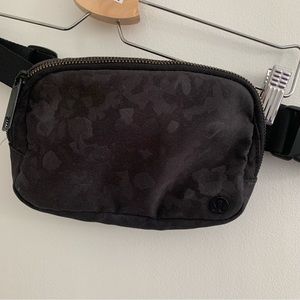 Lululemon everywhere belt bag